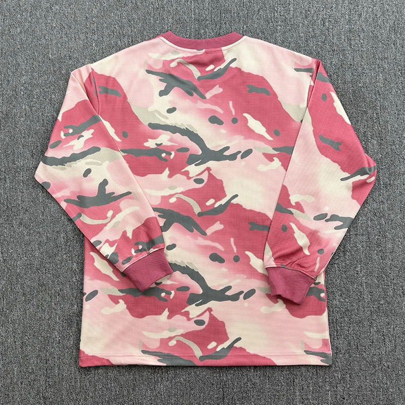 باتا كم طويل رقبة مستديرة مموهة شعار صغير طباعة قميص الرجال النساء 2026 الخريف/الشتاء جديد الشارع الشهير تنوعا باتا تي شيرت