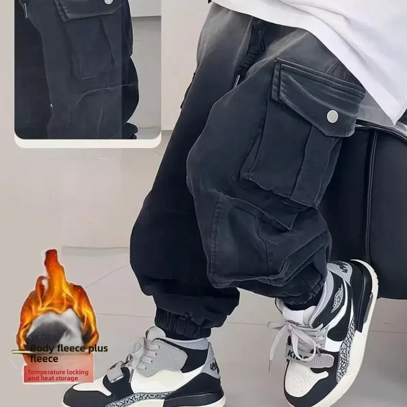 

Плюшевые джинсы для мальчиков, осенне-зимние новые модные и красивые детские повседневные свободные модные брюки, 2025 г., толстые джинсы для мальчиков