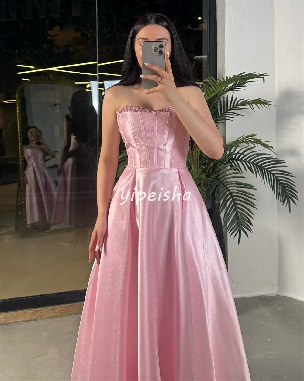 ที่กําหนดเองสไตล์โมเดิร์นการจับคู่ประดับด้วยลูกปัด Rhinestone A-Line Strapless ข้อเท้าความยาวชุด Bespoke โอกาสชุดเซ็กซี่