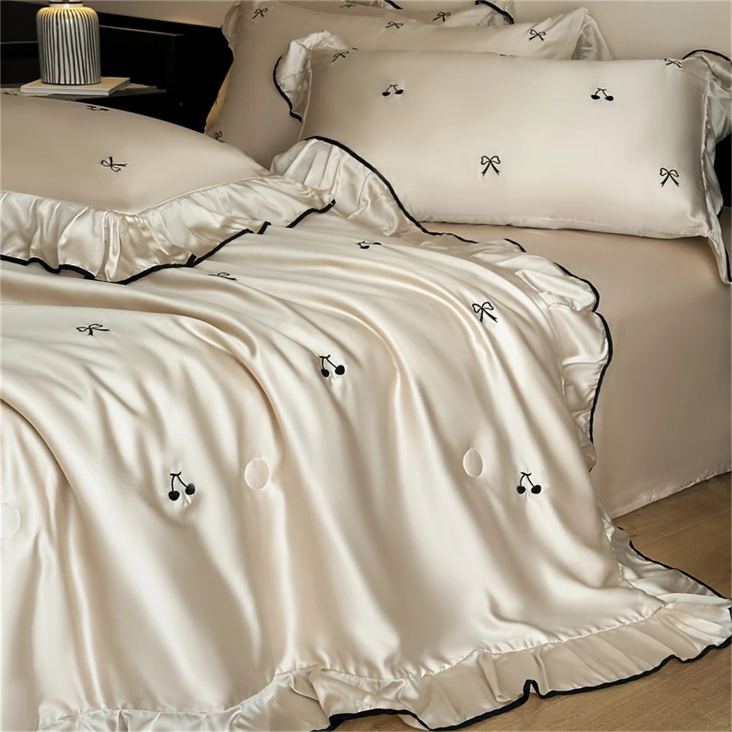 

4Pcs Machine Washable Summer Cool Quilt Ice Silk Embroidery Thin Double Air Conditioner Quilt Pillowcase Summer
