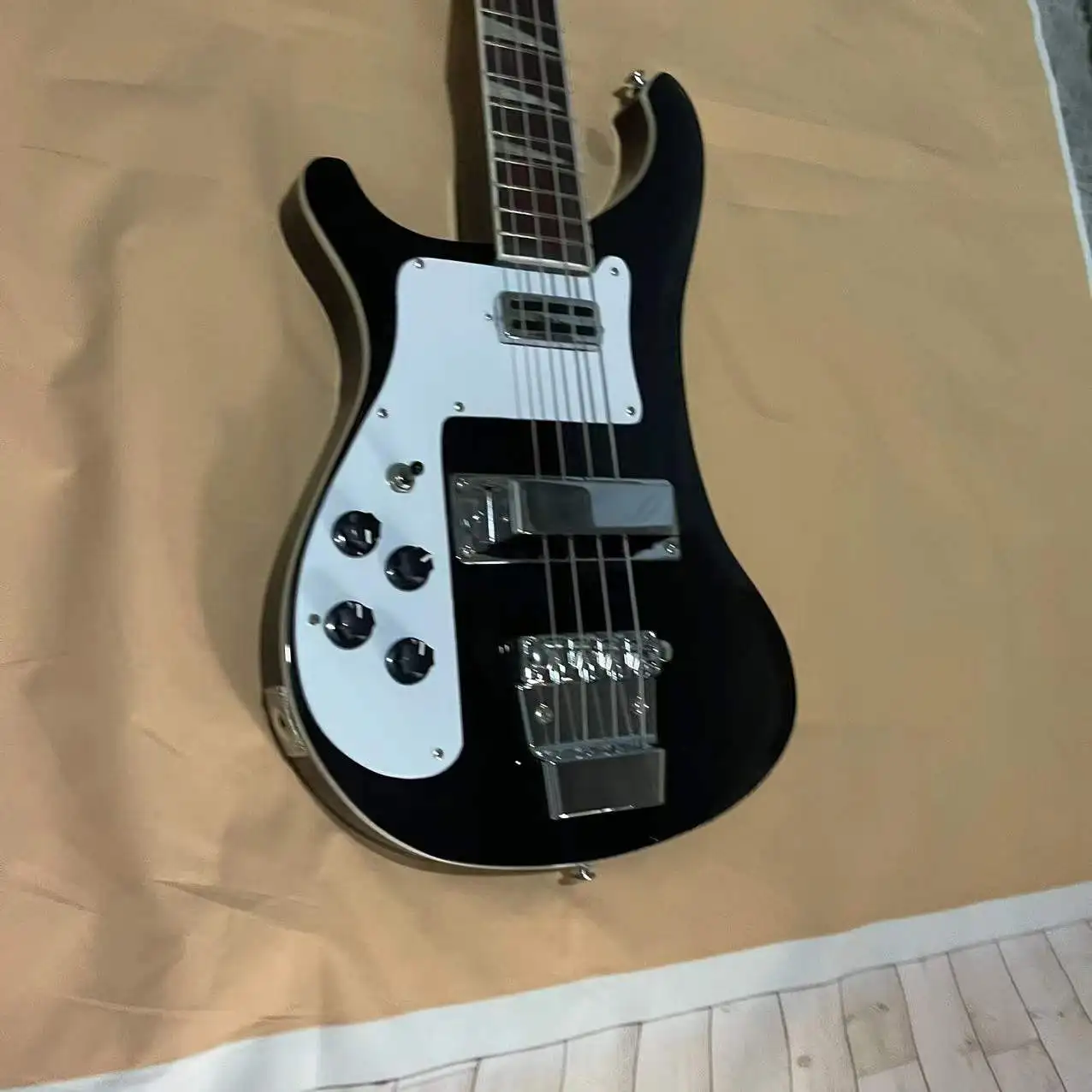 In stock, left-hand version, 4-cord Rickenbacker electric bass, black and white body, mahogany fingerboard, factory real photos,