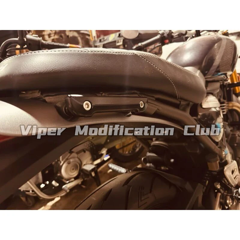 For Triumph Speed 400 / Scrambler 400X Retrofitted rear armrest Rear tailframe multi-function armrest 2024 2025