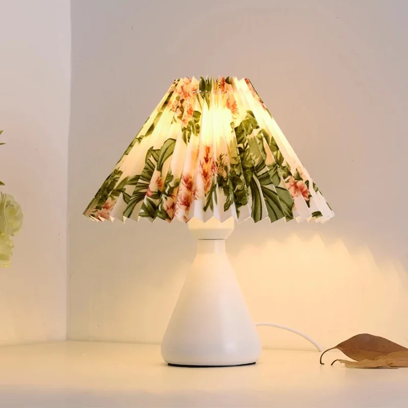 Lampada da tavolo moderna e creativa in tessuto nuovo, colore paralume, piccola lampada da tavolo, studio, camera da letto, soggiorno, ufficio, lampada da scrivania in ferro