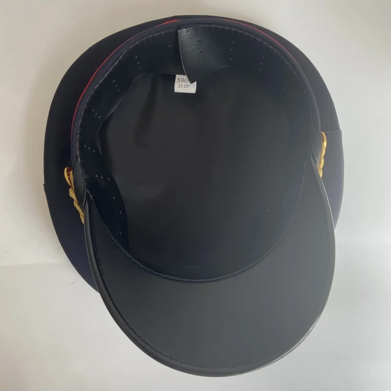 금색 참나무 잎과 빨간 줄이 있는 미국 육군 장교 복장 모자 복제품