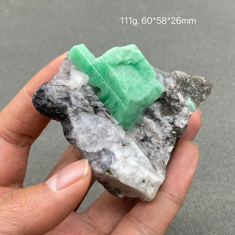 100% Natural green emerald mineral gem-grade crystal specimens stones and crystals quartz crystals