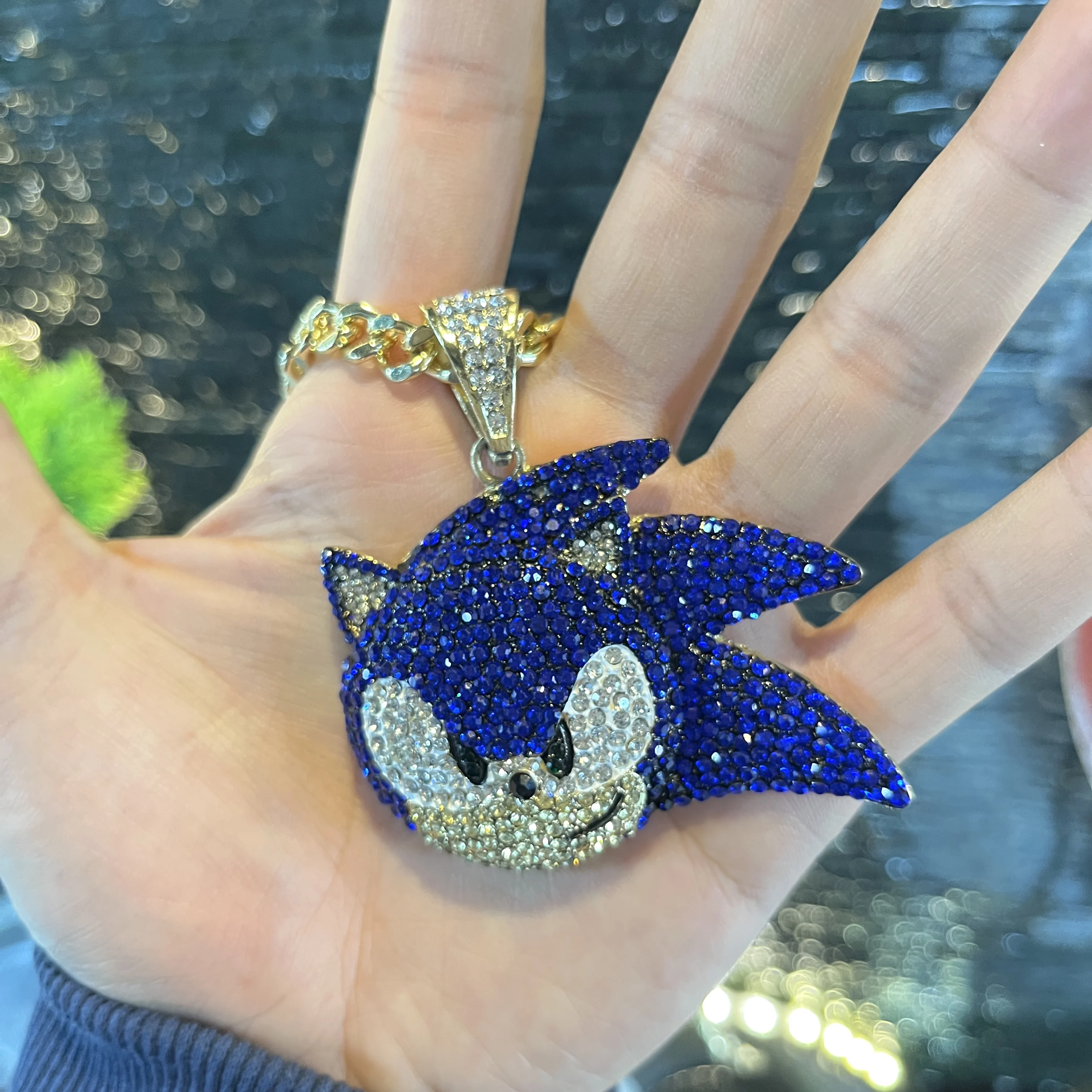 Collar con colgante sónico brillante: diseño de erizo con diamantes de imitación azules y dorados, cadena de oro gruesa, regalo de joyería llamativo de dibujos animados con estilo.