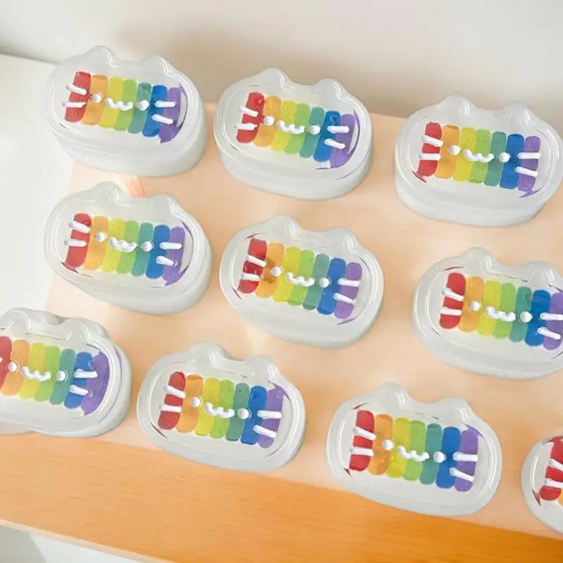 Un divertente giocattolo antistress da spremere al formaggio a tema gatto arcobaleno per bambini, studenti, adulti e ambienti di ufficio