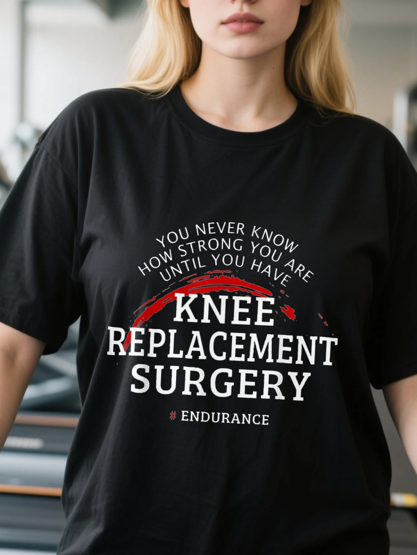 T-shirt grafica chirurgica per la sostituzione del ginocchio taglie forti da donna T-shirt casual traspirante in cotone 100% con citazione motivazionale Fasciatura rossa