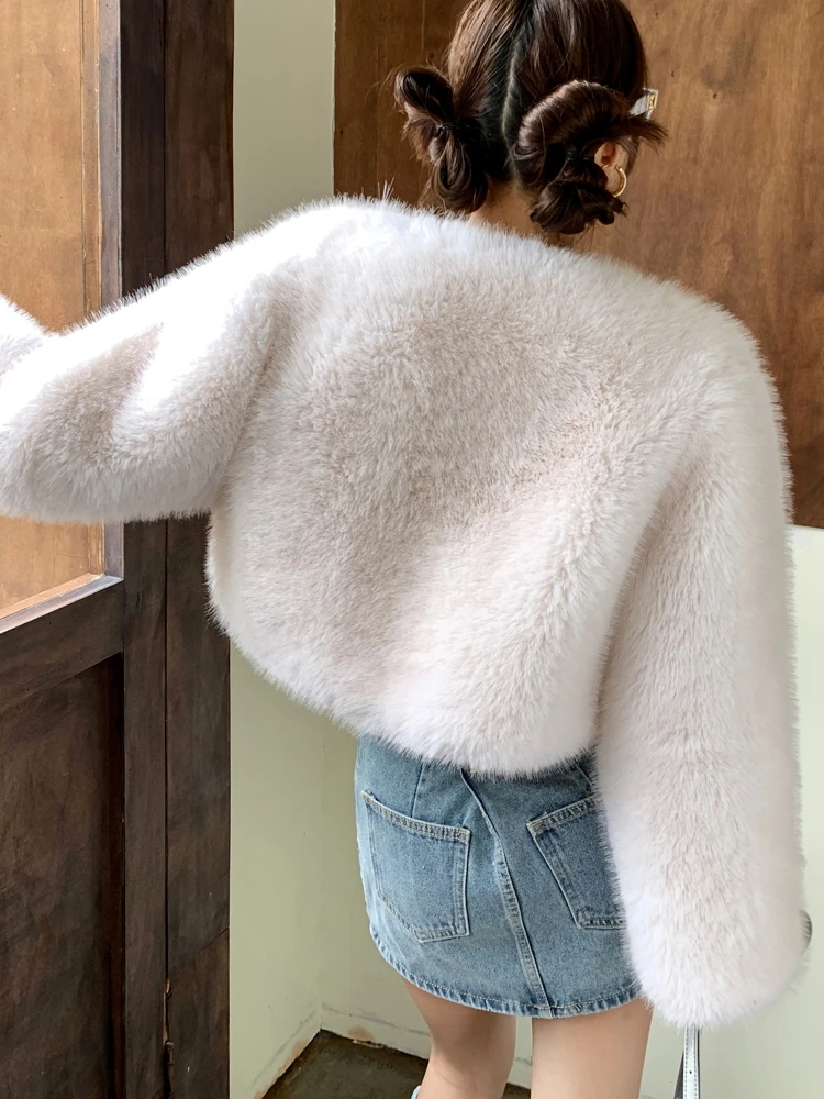 

autumn/winter loose fashion new niche Antarctic fox fur coat for women's imitation wool long fur short white coat 2024