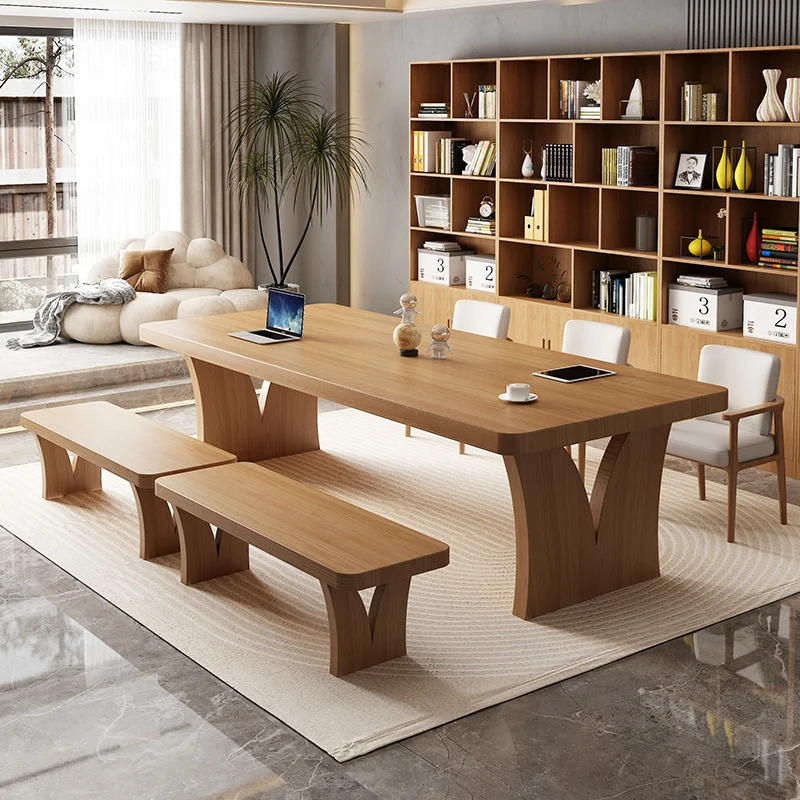 

В гостиной есть большой стол из массива дерева, барный стол из бревен, а также встроенный домашний рабочий стол.