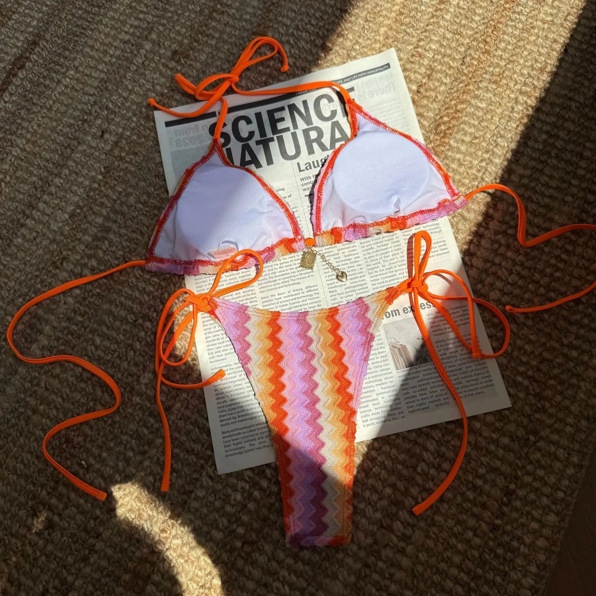 Nowy bikini w paski z gradientem na lato 2025, damski dwuczęściowy strój kąpielowy na plażę.