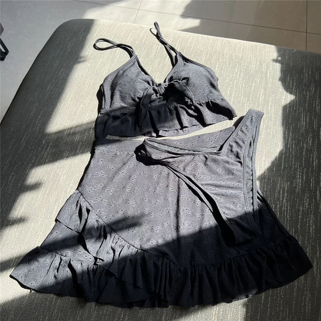 Neuer, verführerischer Bikini mit Rock, Rüschen und Volants, Damen-Badebekleidung, dreiteiliges Bikini-Set, Badeanzug, Badebekleidung, Modell V4625. – Detail 17