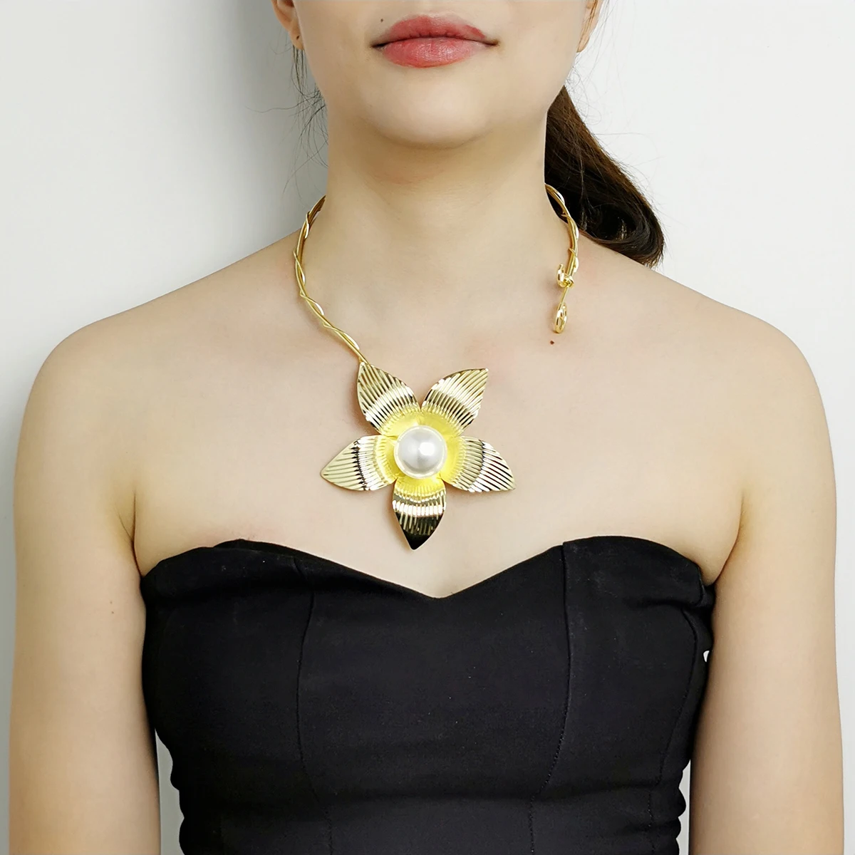 

Big Flower Torque Choker Necklaces For Women Imitation Pearl Metal Collar Statement Necklace New Punk Jewelry Fashion Accessory