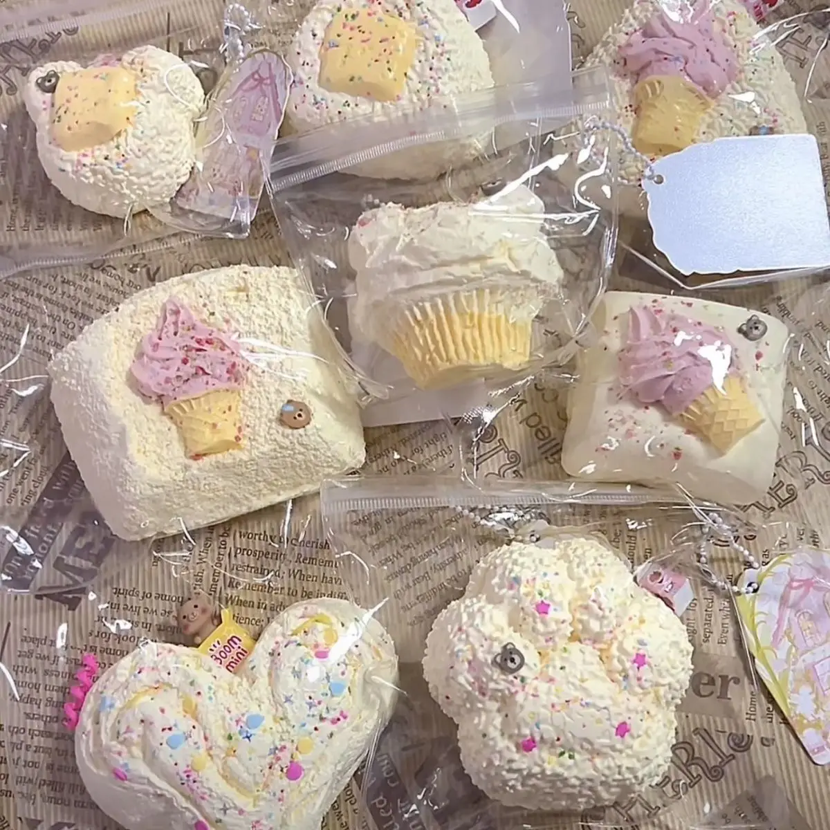 

Xiaohongshu предлагает аналогичные товары: силиконовые игрушки ручной работы с эффектом музыкального водного шипения, супермягкие, с медленным восстановлением формы.