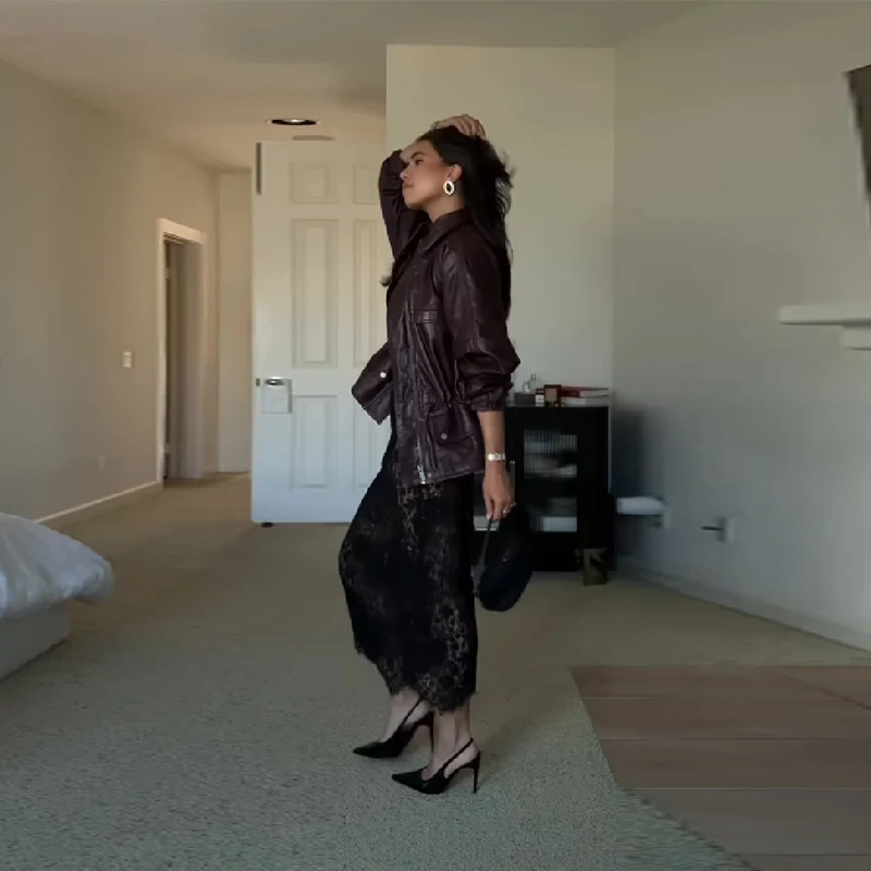 レトロファッションレザージャケット長袖ポケットスリムフィット秋コート女性のスタイリッシュなトレンディクールエッジィオートバイ女性ジャケット