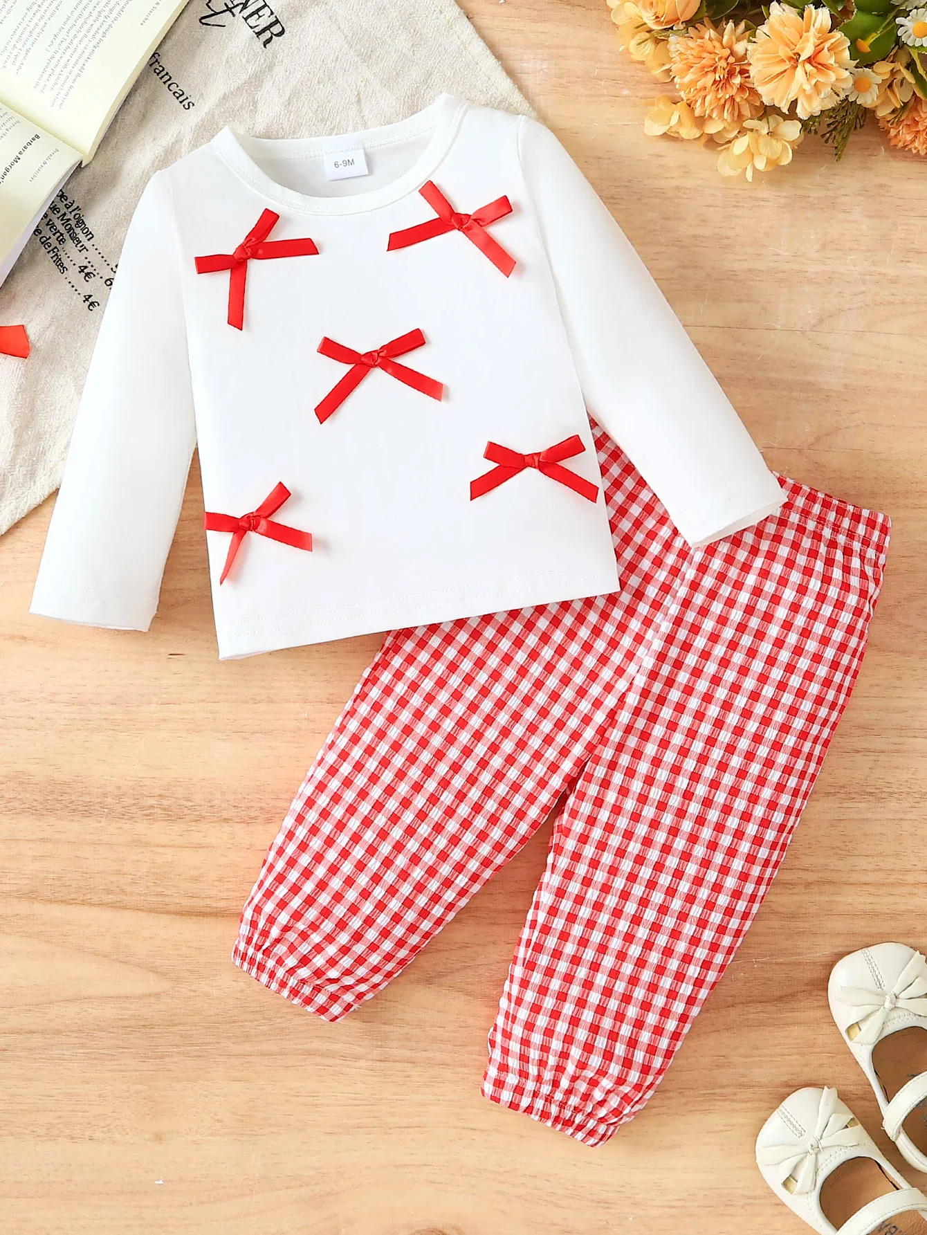 2-teiliges Herbst-/Winter-Outfit für Kleinkinder, Mädchen, 1–3 Jahre: Weißes Oberteil mit langen Ärmeln und roter Schleife + rote und weiße Karohose, süß und niedlich. – Detail 1
