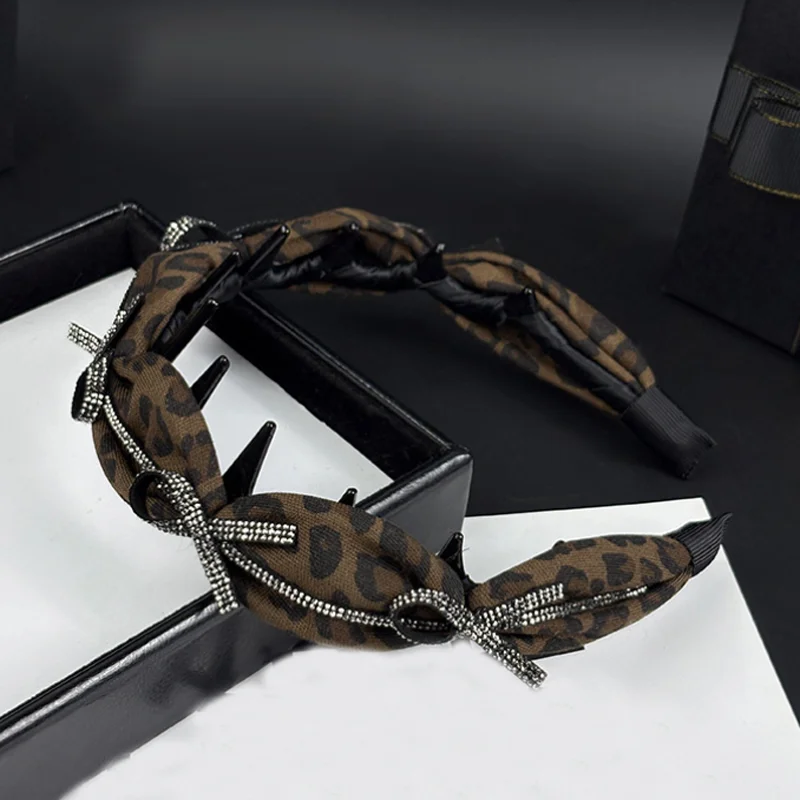 

Новая повязка для волос Water Diamond Bow Wave для женщин, винтажный ободок с леопардовым принтом, универсальная заколка для волос с противоскользящими зубцами