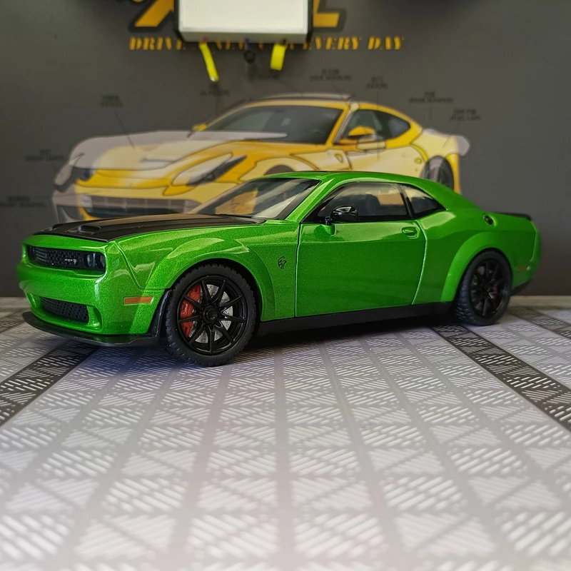 1:24 simulação Dodge Hellcat liga modelo de carro ornamento, portas e capô do motor, porta-malas pode ser aberto com presentes de som e luz