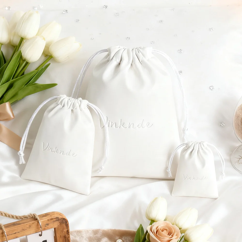 

50 шт./лот, роскошный индивидуальный логотип, белый шнурок, сумка из искусственной кожи, кепка, парик, сумка для обуви, шляпа, упаковка для хранения свадебных подарков, кожаные сумки