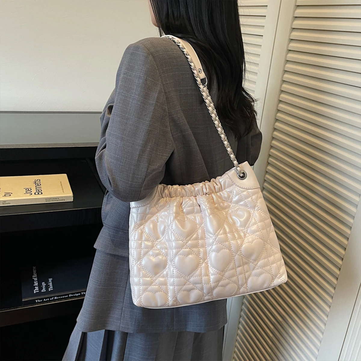 

Retro Ladies ShoulderBag with Geometric Heart Shiny Surface Spacious Wear Proof PU Material Magnetic Closure Chain Strap Commute