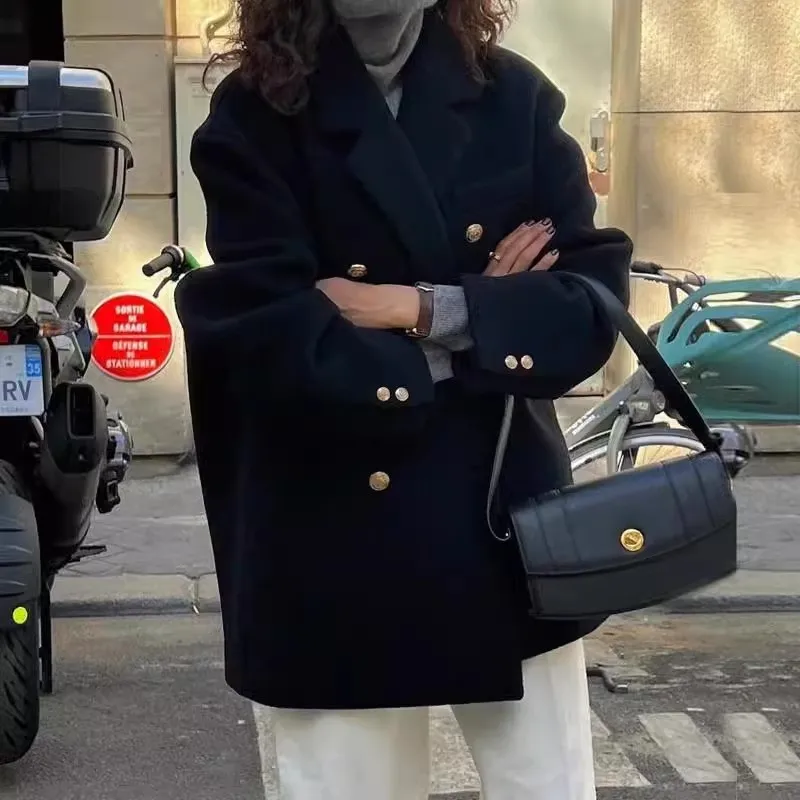 

A new style of short black woolen coat and women's suitable for elegant commuting