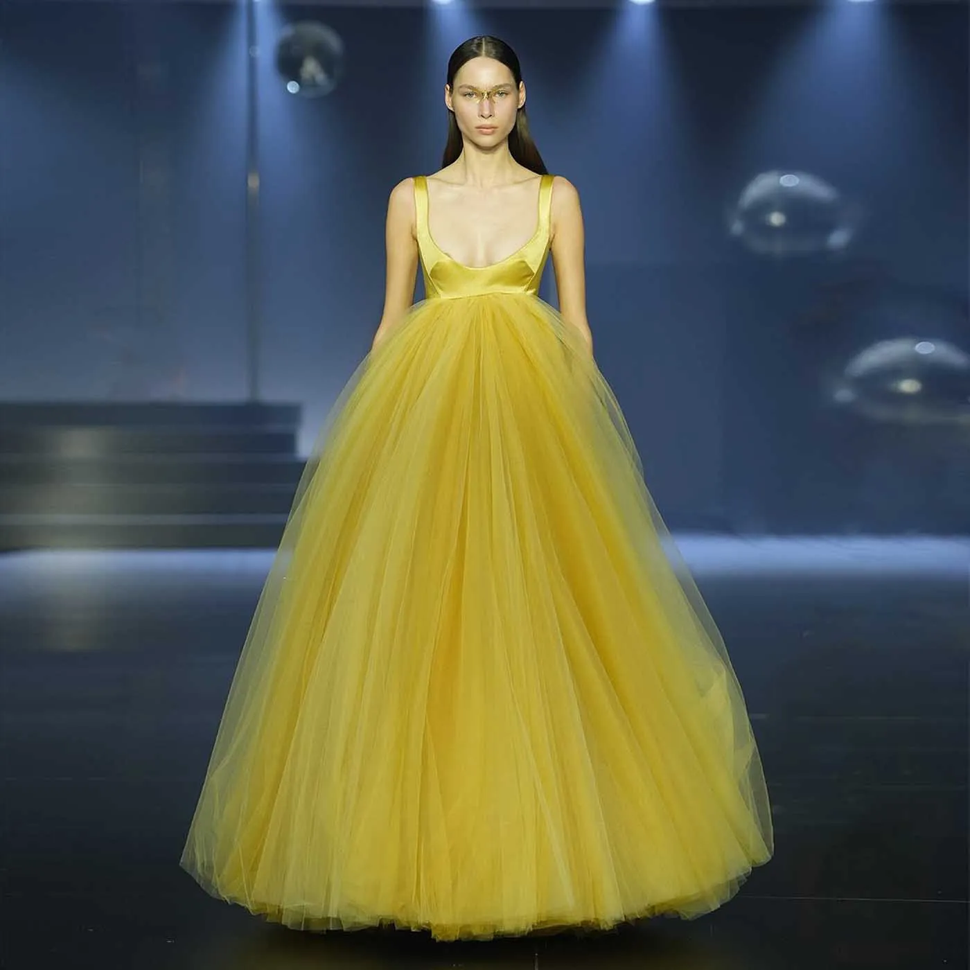 ふわふわイエローチュールウエディングボールドレスシンプルなオーバーサイズロングウェディングパーティードレス女性の衣装ふわふわメッシュイブニングフォーマルドレス