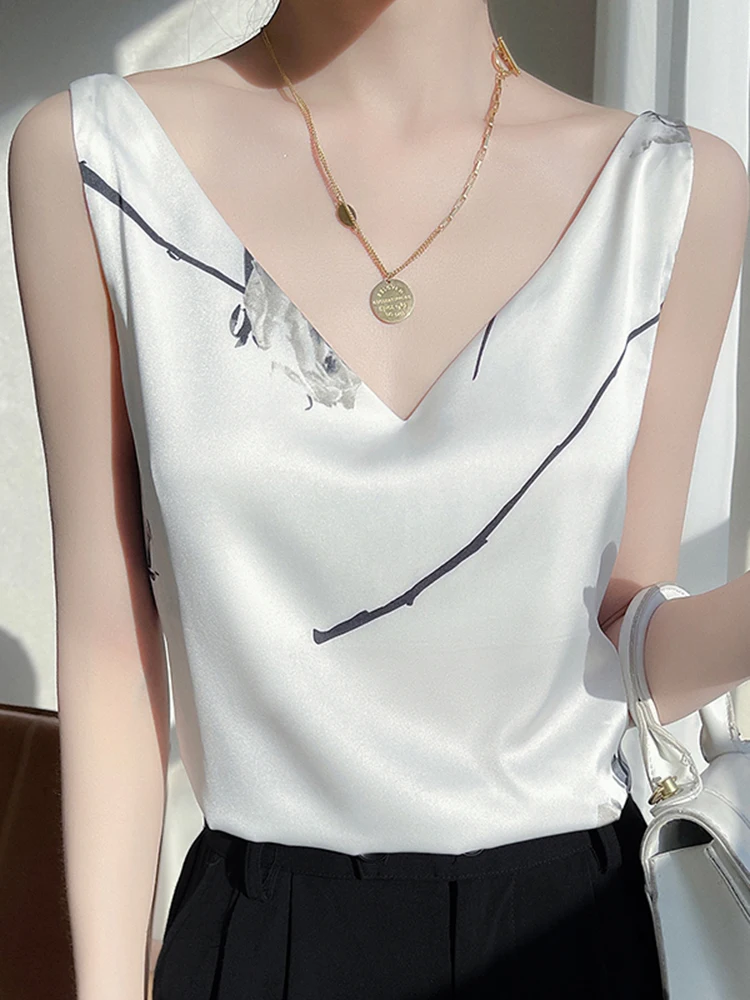 

Новый жилет-бретелька с атласной подкладкой в сочетании с подходящим топом с V-образным вырезом на плечах.