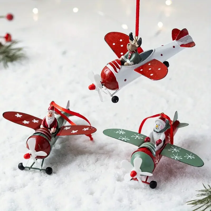 Eine festliche Weihnachtsflugzeug-Hängedekoration mit Weihnachtsmann, einem Schneemann und Rentier, einer Weihnachtsdekoration