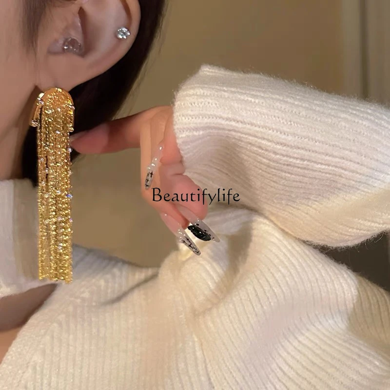 Banquet premium feeling retro French Hong Kong style premium feeling shining gold fringed earrings earclips