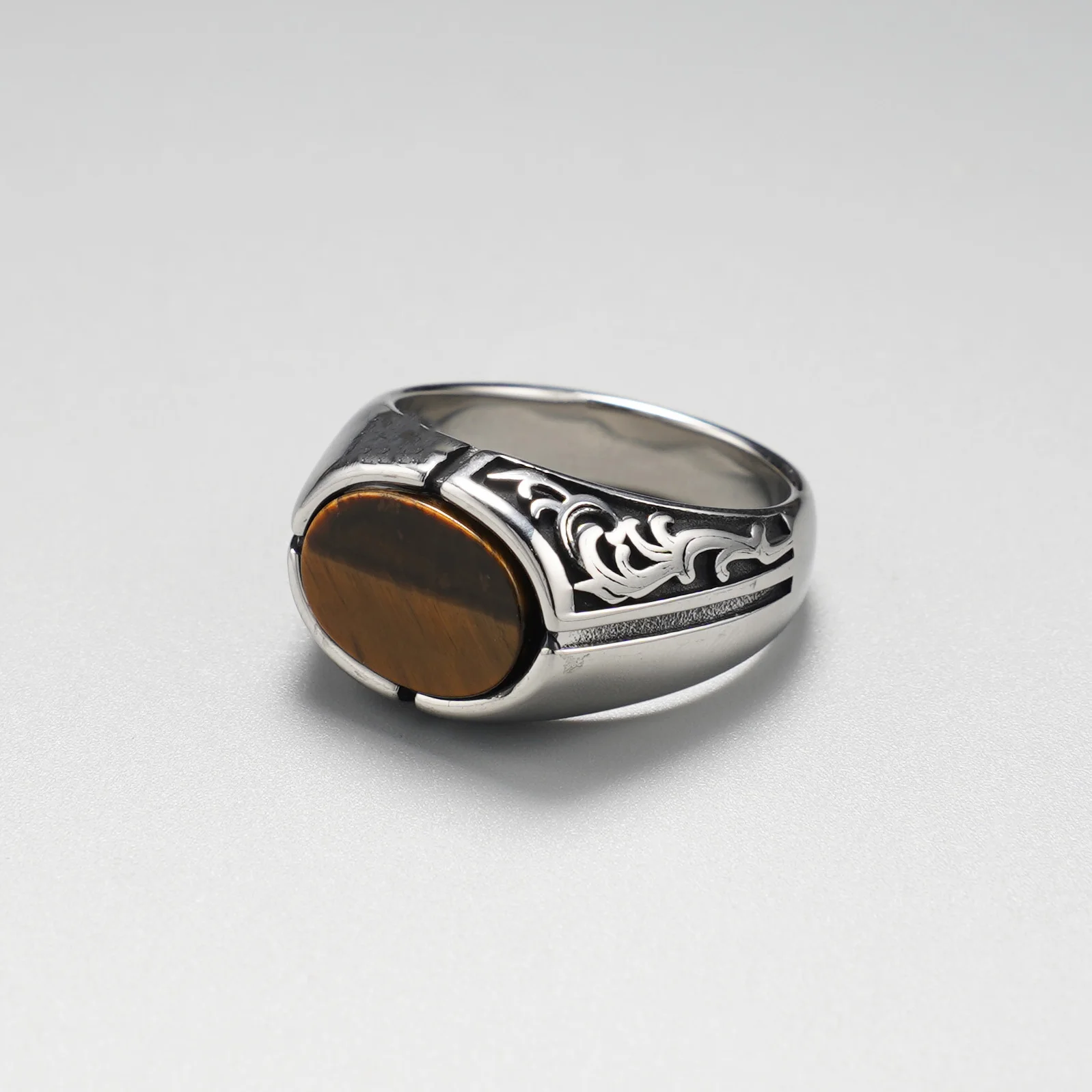 Herren-Siegelring im Vintage-Stil mit schwarzem Onyx, 316L Edelstahl, Retro-Schriftzug mit Blumenmuster, gotischer Biker-Statement-Schmuck – Detail 4