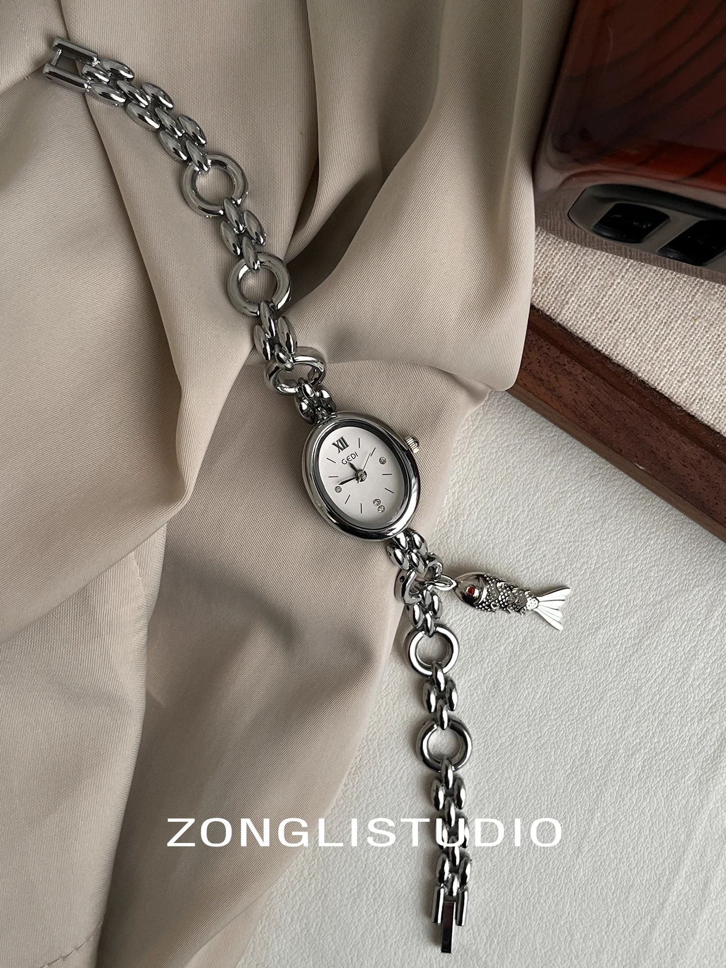 Exquisite Pendant Design Bracelet Watch Women'S Fashion Creative Classic Oval Dial Chain Women'S Quartz Watch Accessories