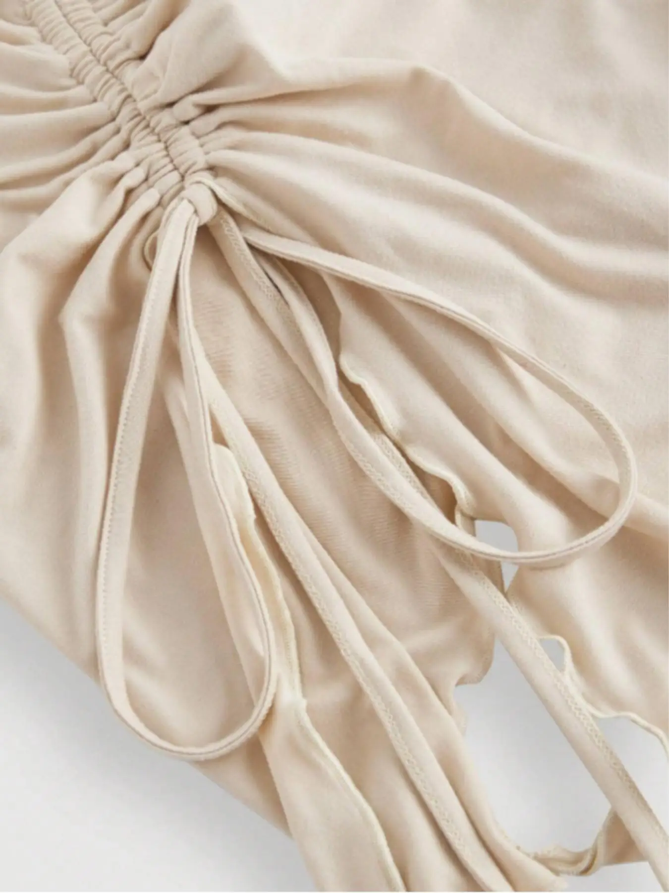 Un top sin tirantes de tres piezas.