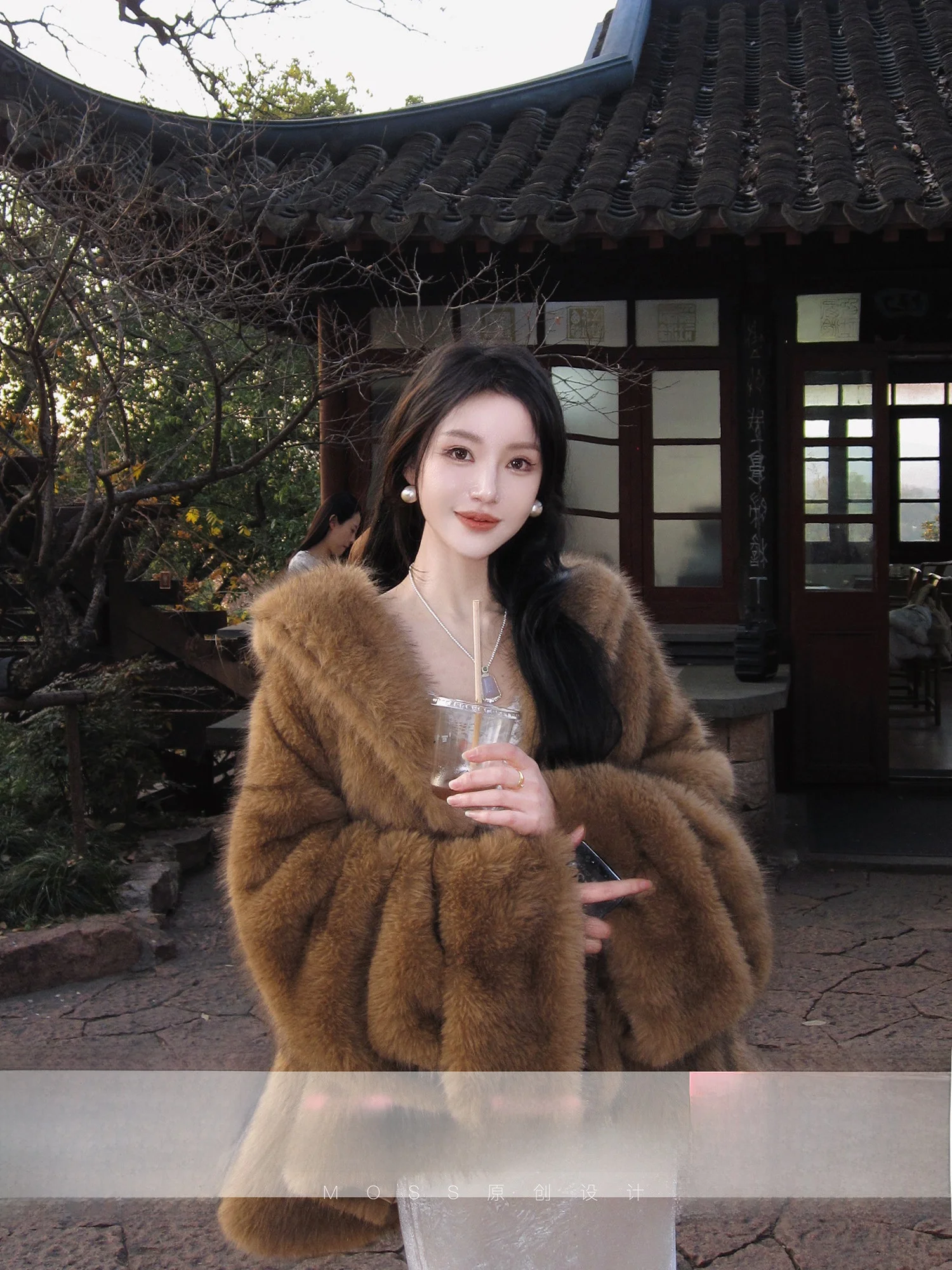 

Экологичная шуба из искусственного меха для женщин: винтажный стиль, гарантированное тепло, свободный крой, длинный рукав, средняя длина, французский шик