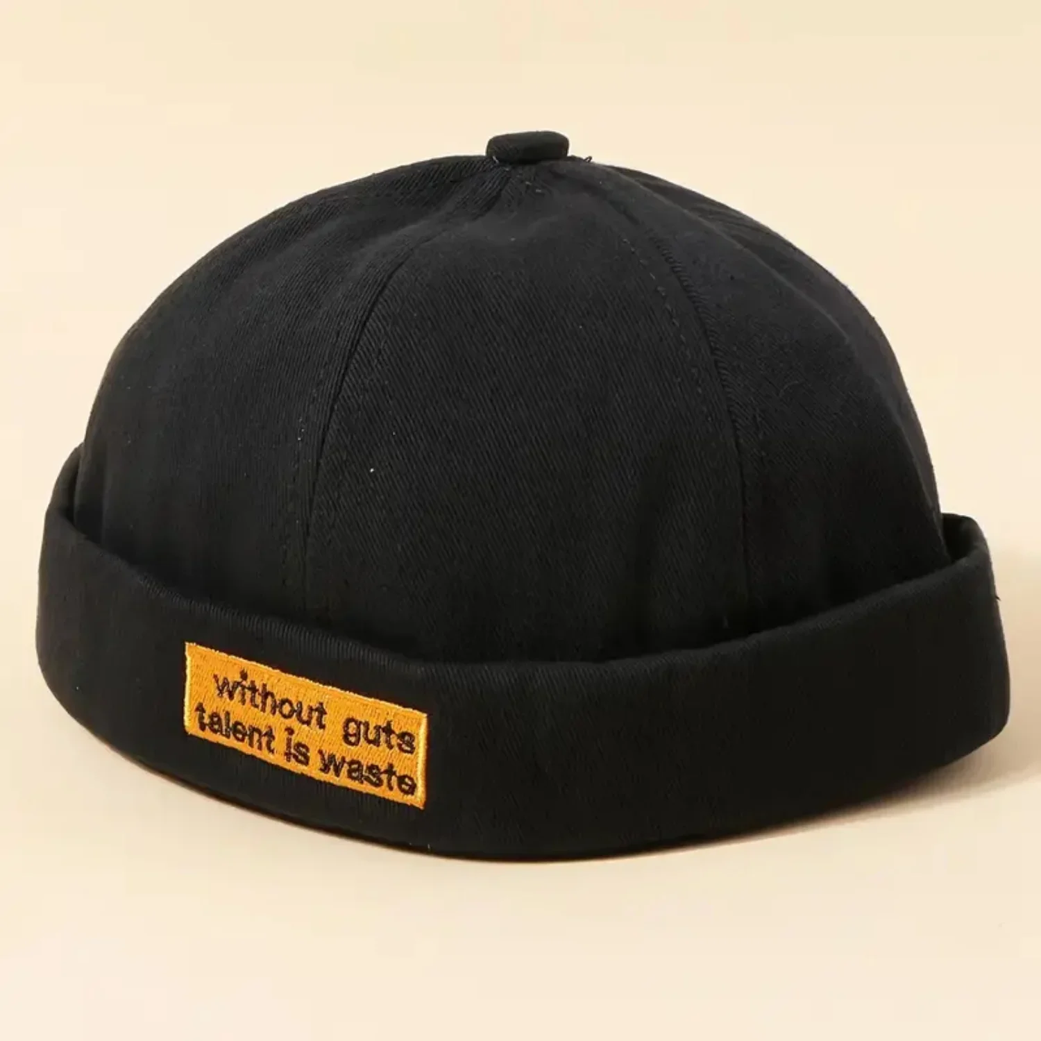 قبعة دوكر بدون إطار قابلة للتعديل مع تصميم مدفور على شكل أساور ملفوفة - قبعة صغيرة لساعة مناسبة تمامًا!