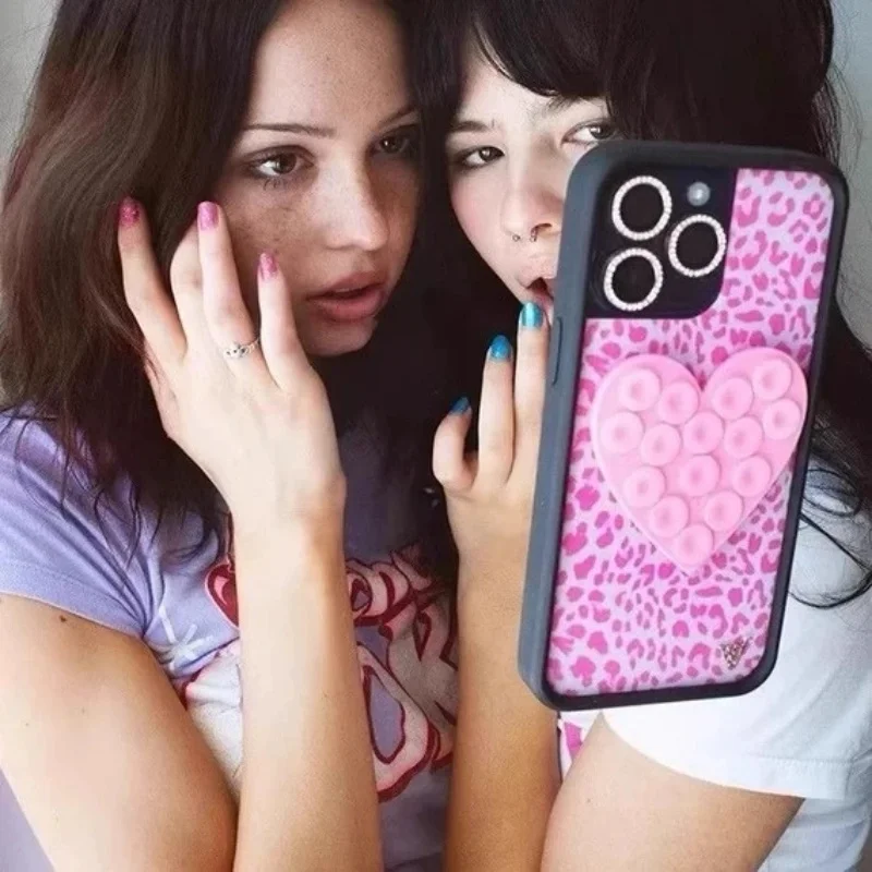 كوب شفط من السيليكون لطيف باللون الأسود والوردي على شكل زهرة برية يدعم التصاق قوي وحامل الهاتف المحمول وغسل اليد وكوب شفط wf ﻿