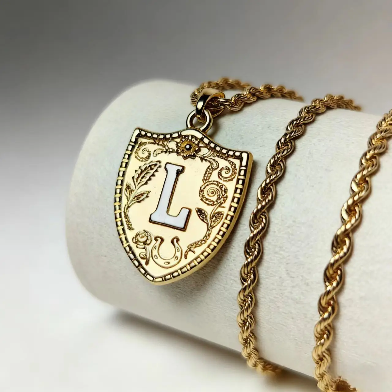 Goldene Schild-Anhänger-Halskette mit Initialen für Frauen, Hufeisen-Charm mit gedrehter Kabelkette, Schmuckgeschenk – Detail 1