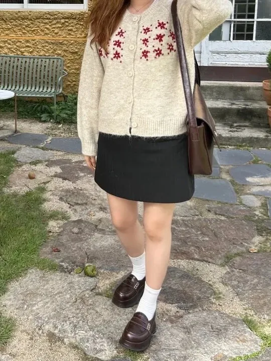 Korean Style Lazy Casual Embroidered Knitted Cardigan Women's Sweet Sweater Jacket Design Sense Top for Autumn Winter