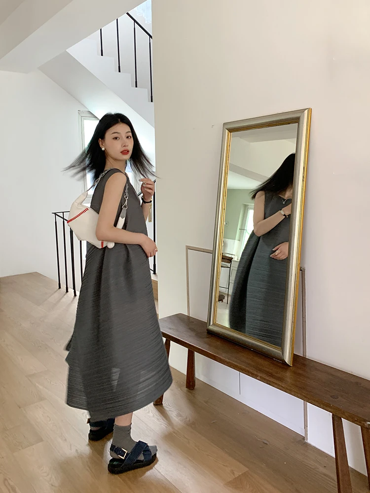Miyake Plissierte Damenkleider Lose Übergröße Hochwertige Eleganz Ärmellos Mittellanger Rock Frühling 2025 Neu – Detail 32