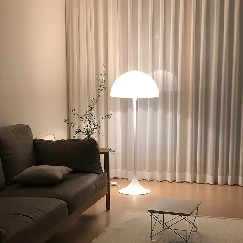 Lámpara de pie blanca estilo crema de diseñador danés, luces LED personalizadas Ins simples para estudio, sala de estar, dormitorio, mesita de noche, mesa con forma de seta