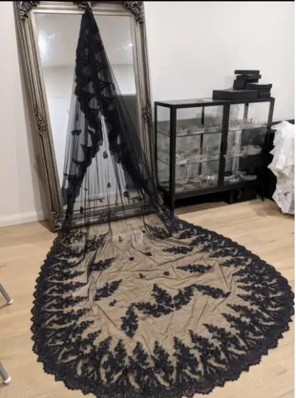 

Width 1.5 meters, black veil, comb under lace, AM14