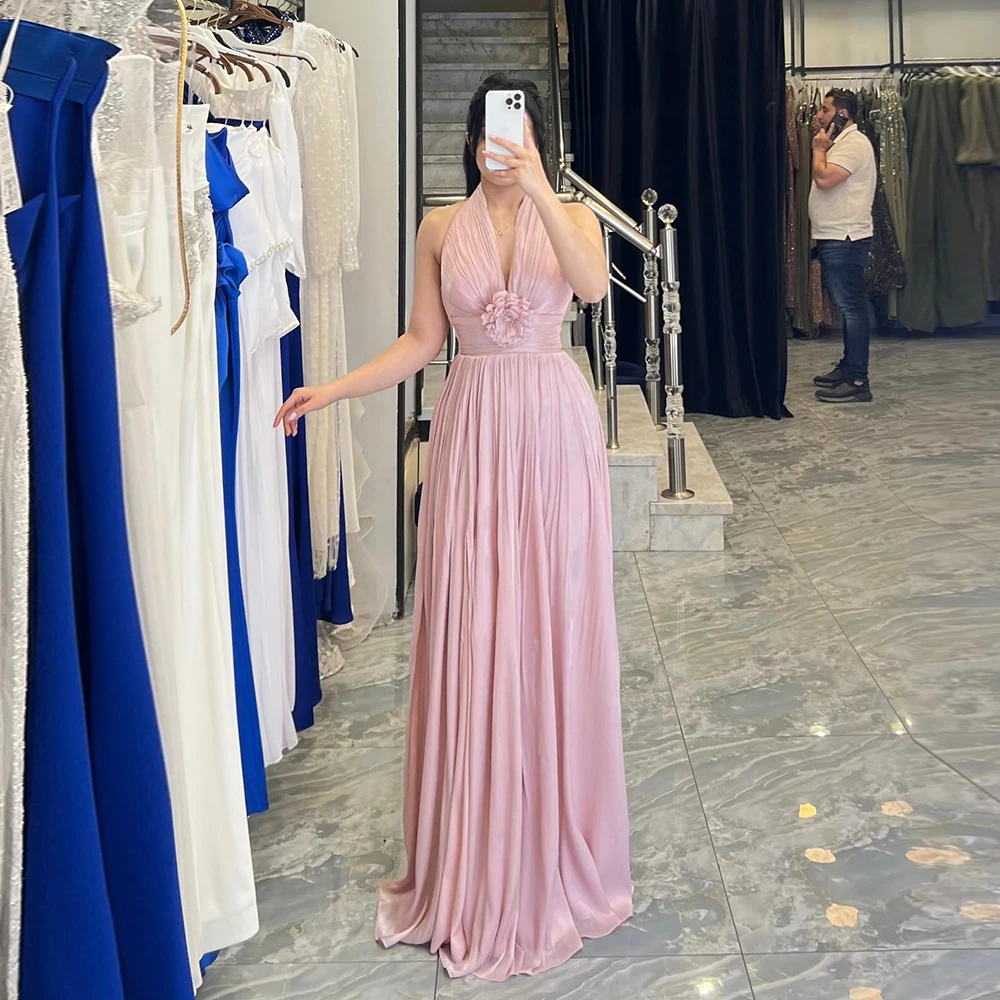 Maßgeschneidertes Neckholder-Chiffon-Plissee-Abendkleid in A-Linie mit handgefertigten Blumen, rückenfrei, bodenlang, Abschlussball-Partykleid mit Schleppe