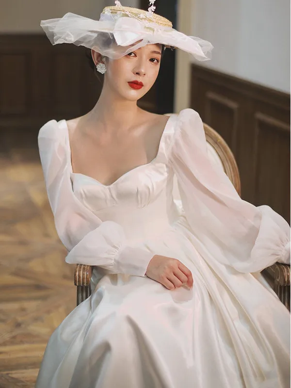 

Легкое атласное свадебное платье с длинными рукавами и шлейфом для фотосессий на открытом воздухе и церемоний в отелях