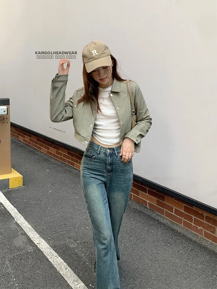 Jaqueta Feminina de Couro Preta Curta 2025 Nova Coleção Outono com Gola Virada, Estilo Motociclista, Corta-Vento, Versátil e Modeladora