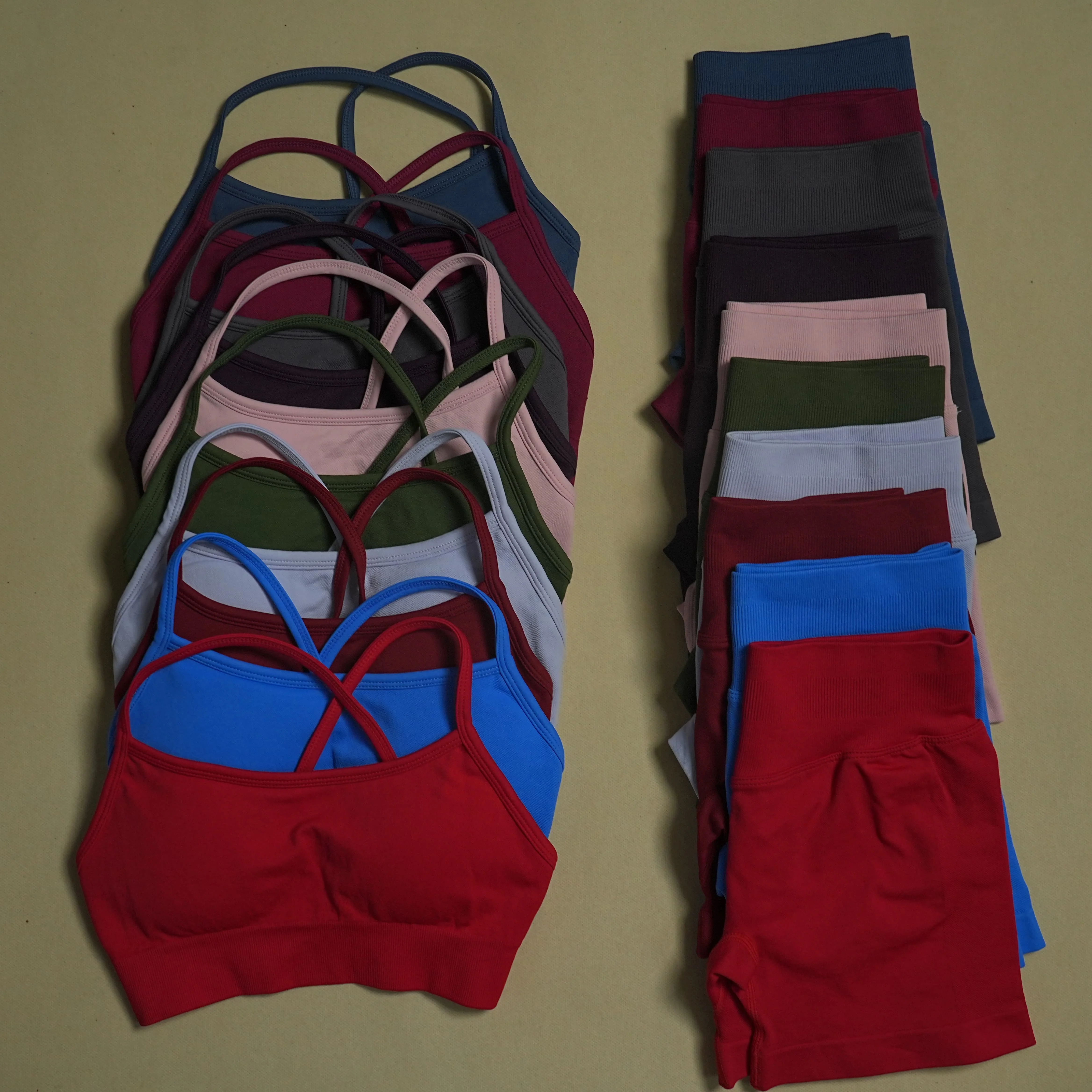 

Комплект для йоги и фитнеса из 2 предметов: бесшовный топ с бретелями и шорты с высокой талией и эффектом пуш-ап для тренировок, спортивный костюм, одежда для фитнеса