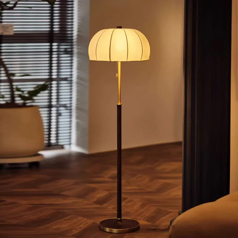 縦型テーブルランプ、北欧のハイエンドセンススタディ、寝室のアンビエントライト