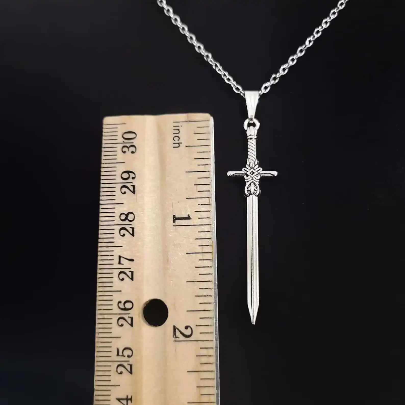 Persönlicher, exquisiter silberfarbener Messer-Schwert-Anhänger aus Edelstahl – Halskette für Damen und Herren, Gothic-Punk-Schmuck-Accessoire, Geschenk – Detail 3