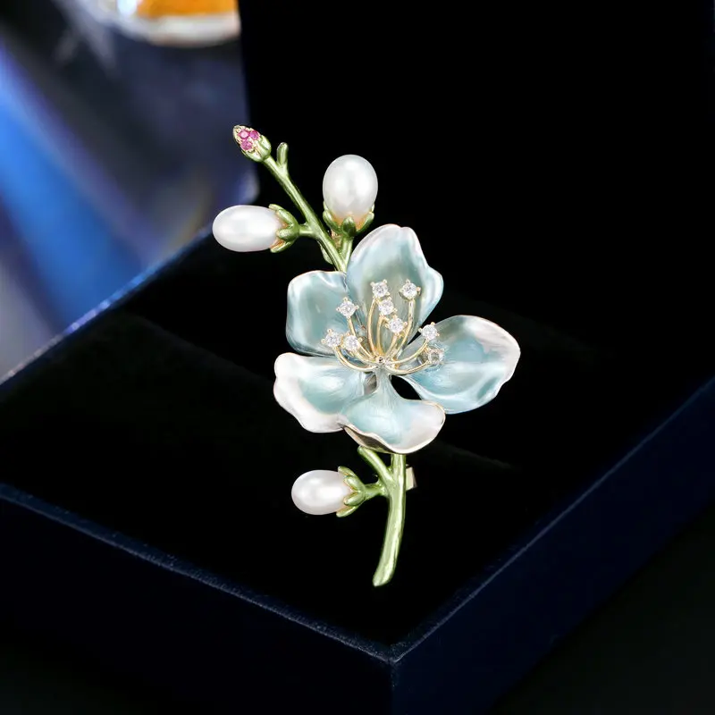 

High-end, elegant and retro dress cheongsam chest, freshwater pearl white magnolia flower brooch
