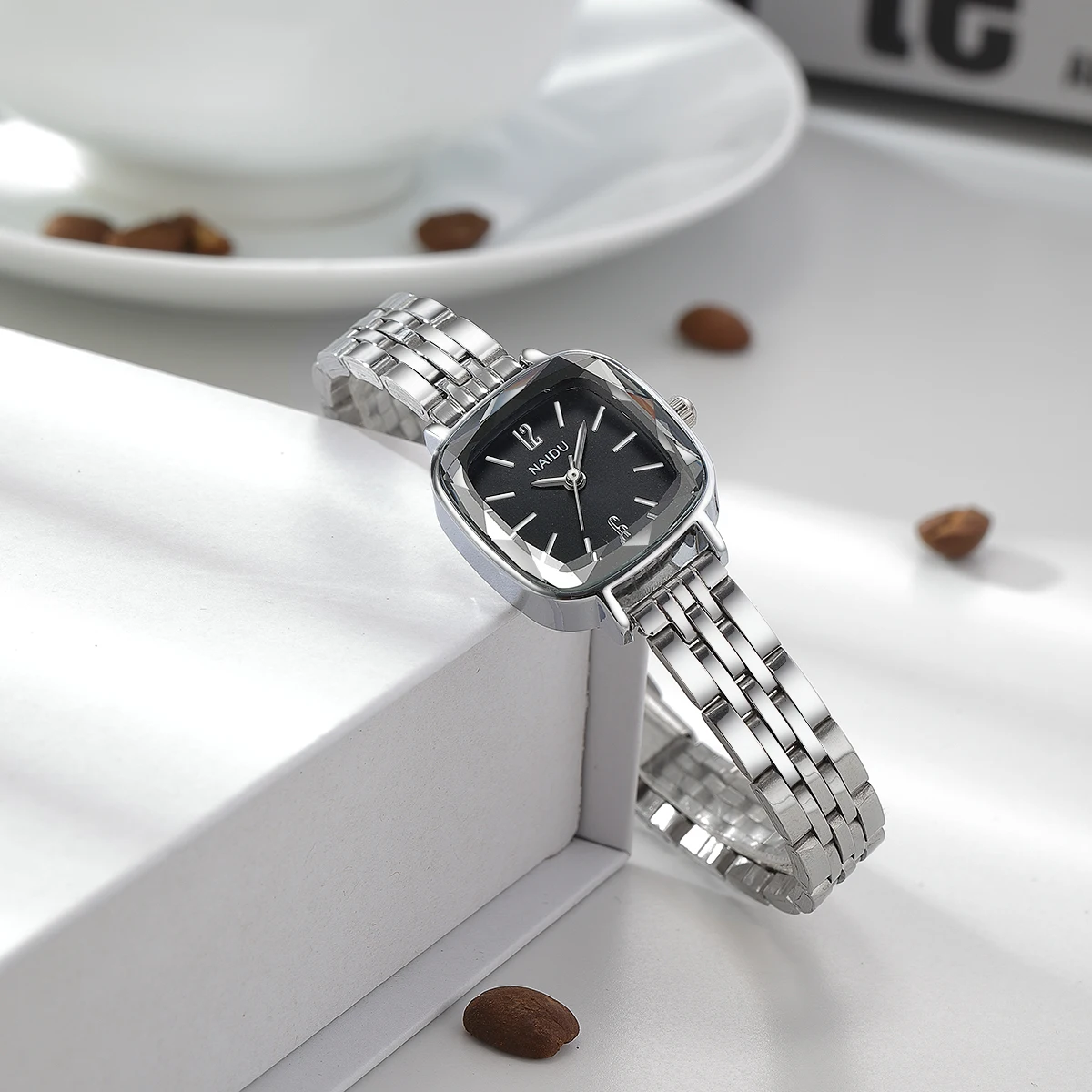 Fashionable, Casual, Simple and Versatile Stainless Steel Strap Quartz Watch for Women