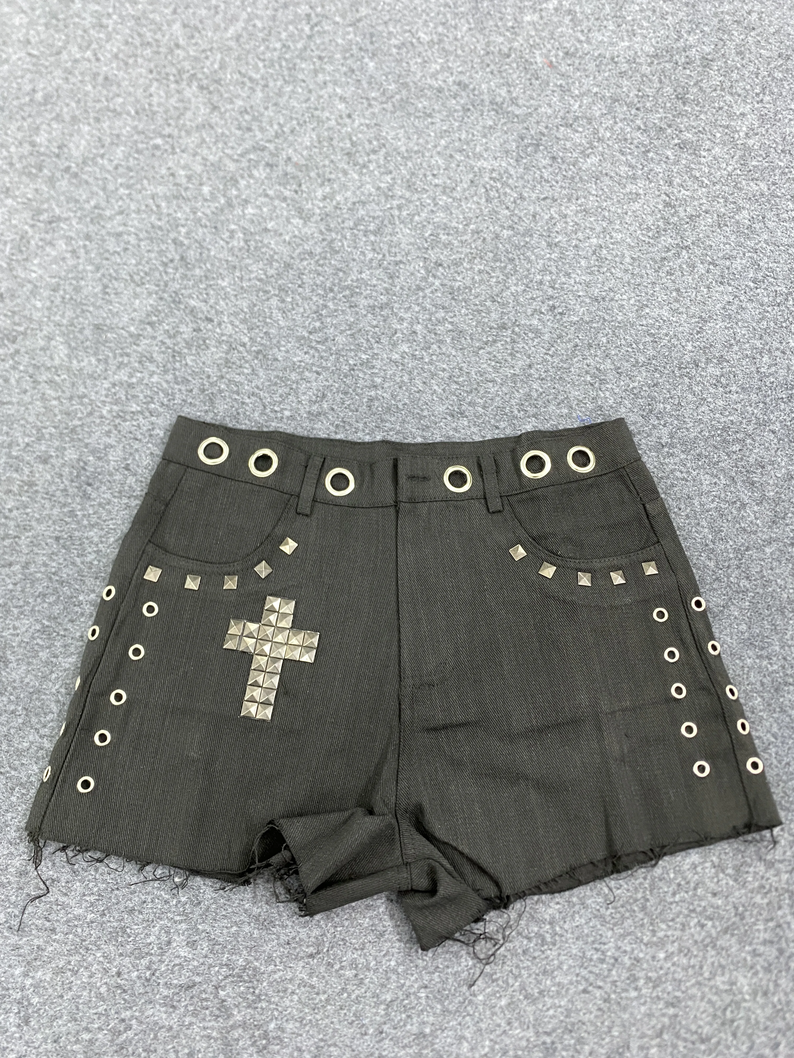 Novedad de verano, estilo coreano Y2K con sentido del diseño, moda versátil para el día a día, pantalones cortos ajustados con remaches negros para mujer