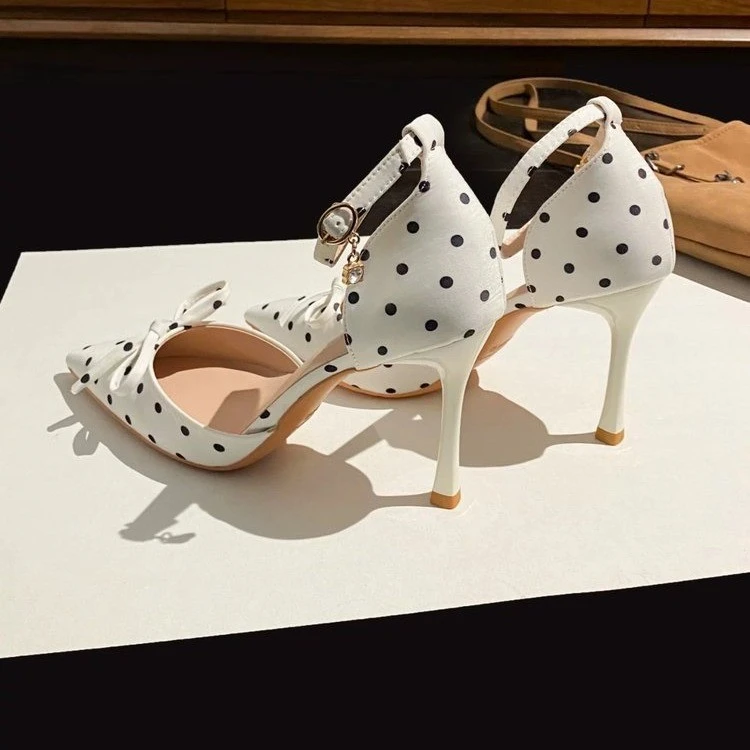 

Новые элегантные женские босоножки 2026 года в горошек, в стиле «легкая зрелость», с открытым носком, на тонком каблуке, с ремешками, на низком каблуке с острым носком